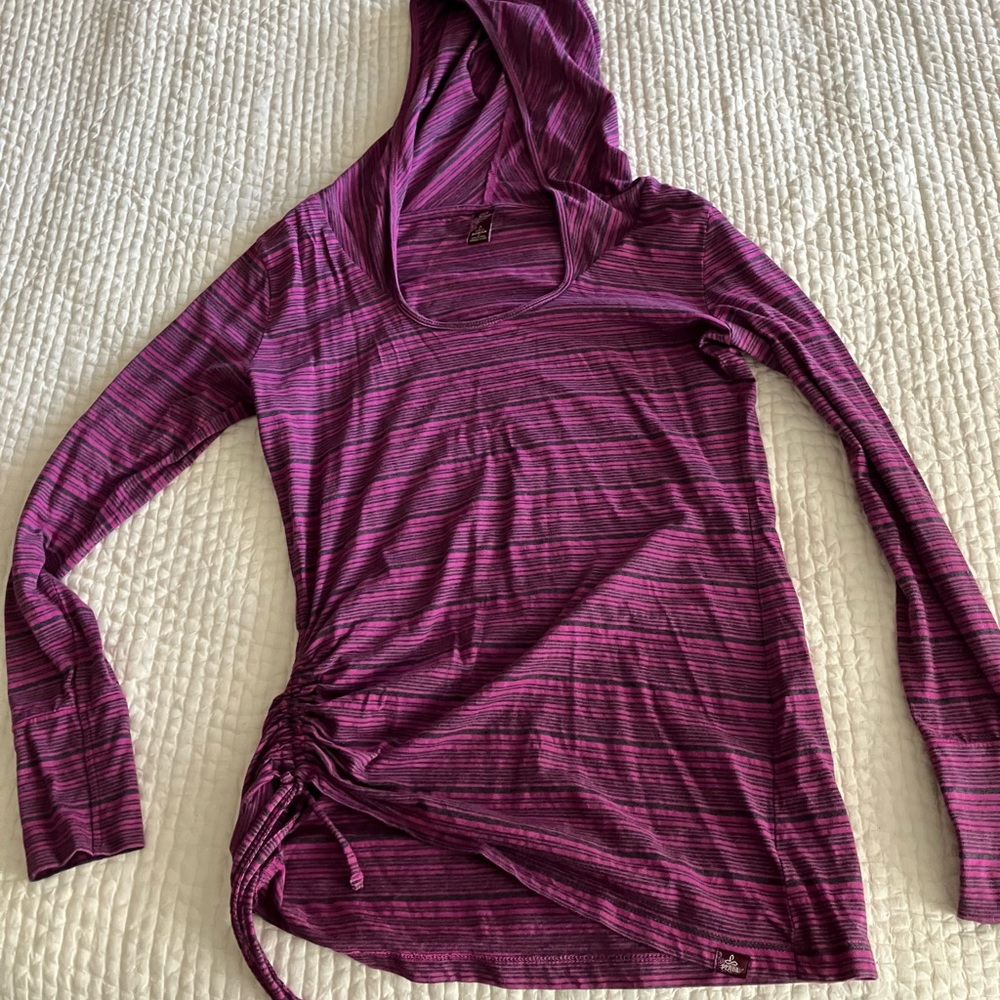 Prana top. Awesome. Didn’t fit me well. Excellent condition. Enjoy!